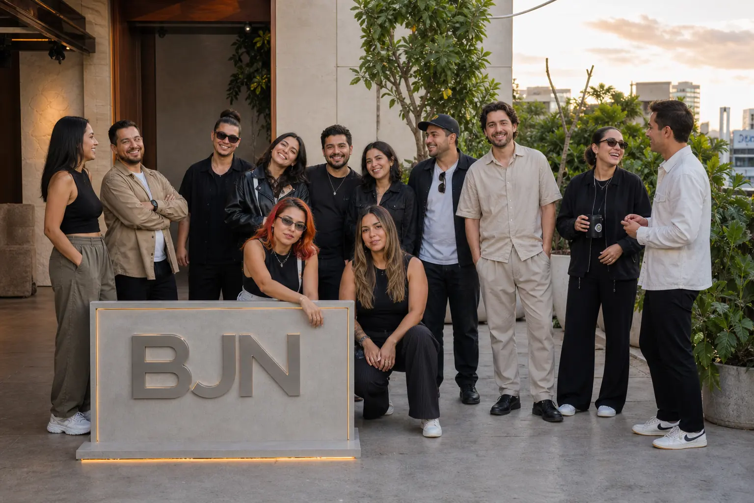Comunidad ilustrativa de creadores reunida en una terraza BJN México